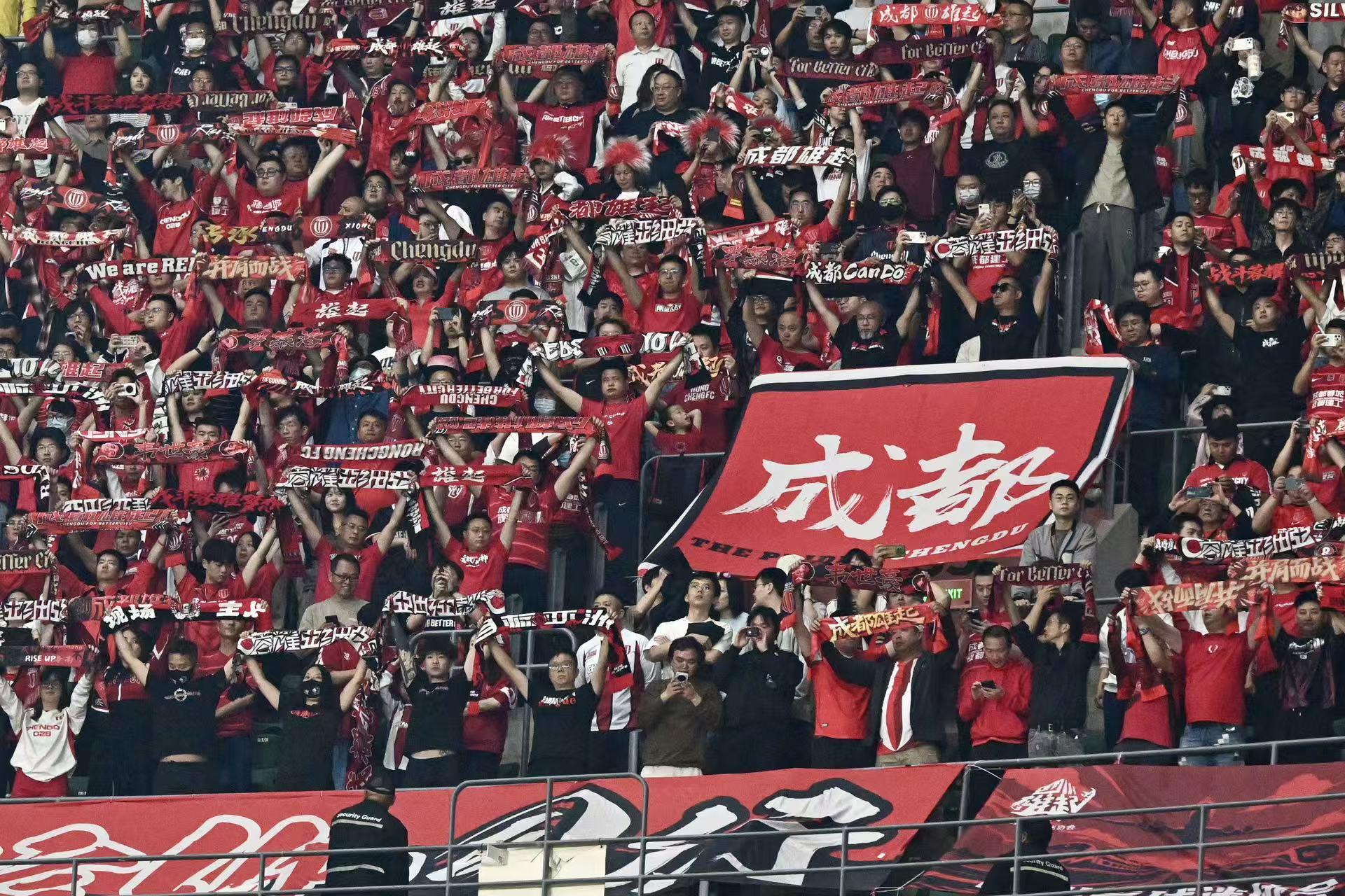 开云体育app下载-2400名成都“远征军”吼出“万人气势”,成都蓉城客场2比1绝杀北京国安!